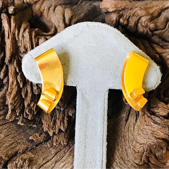 Vintage MCM Costume Gold Tone Geometric Shape Screw Back 1” Earrings - Picture 12 of 12